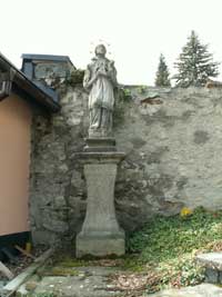 socha sv. Jana Nepomuckho u hbitovn zdi - pvodn na kamennm most smr Suice