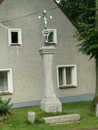 litinov kek s kamennm podstavcem v Ujn