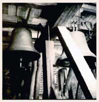 vlevo zvon sv. Josef(335kg z r. 1927-odebrán pro válečné účely) vpravo zvon z r. 1528
