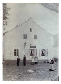 zámečník Matěj Král s rodinou před domem č.11 vedle fary(1906)