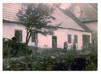 budova bývalé školy č. 14 při hřbitovní zdi, v popředí řídící Karel Hinz s rodinou, vpravo zahradník Karel Tomášek. Budova vyhořela se špitálem r. 1906