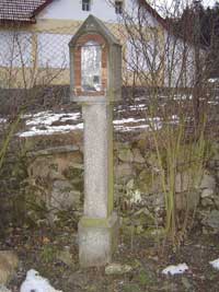 kamenný pomníček v Bernarticích 