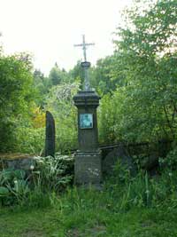 litinový křížek s kamenným podstavcem v Boříkovech při cestě na Hradiště