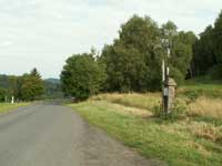 litinový křížek s kamenným podstavcem při silnici u boříkovské Hůrky