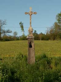 litinový křížek s kamenným podstavcem při silnici v Brodu