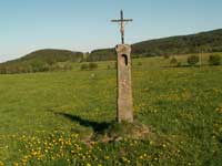litinový křížek s kamenným podstavcem v polích pod Buršicemi