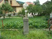 litinový křížek s kamenným podstavcem v Kolinci na rozcestí při výjezdu směr Ujčín