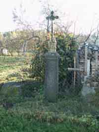 litinový křížek s kamenným podstavcem při cestě na Starý Ovčín