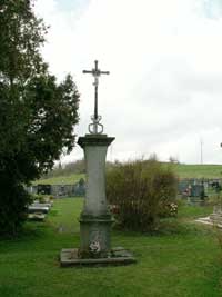 litinový křížek s kamenným podstavcem na kolineckém hřbitově