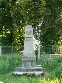 kamenný pomník obětem válek v Malonicích