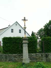 litinový křížek s kamenným podstavcem ve Stříteži