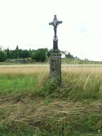 litinový křížek s kamenným podstavcem ve Stříteži před Žďárovnou na rozcestí k Tržku