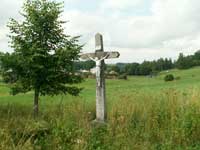 kamenný kříž nad Ujčínem (Šímů) při staré cestě na Hory Matky Boží