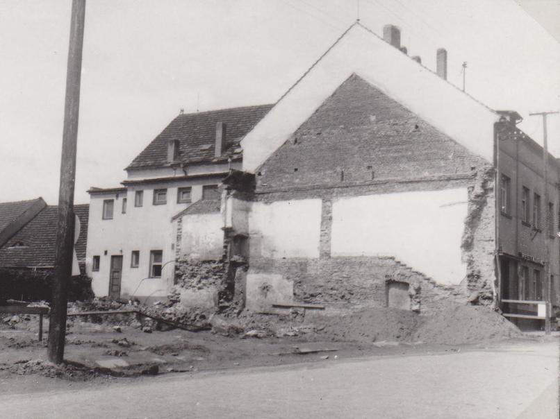 Zbouraná radnice a čp. 49, r. 1974