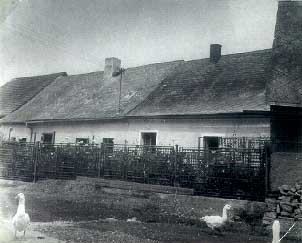 vlevo �p. 102, vpravo �p. 140 s ��st� stodoly, r. 1970