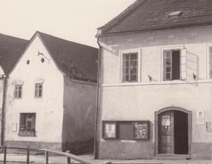 Čp. 110 vlevo, vpravo budova Radnice, r. 1975