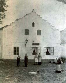 čp 11, r. 1906, v předu majitel Jan Král, zámečník