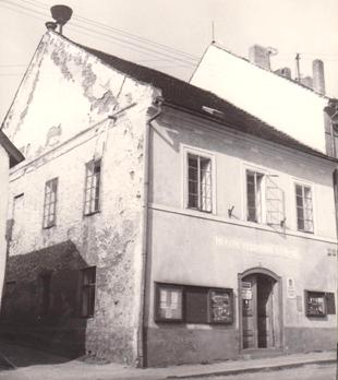 Čp. 120 vlevo, budova Radnice, r. 1975