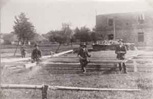 �p. 147, stavba krovu tesa�sk�m mistrem ��mou ze Smr�� r. 1906