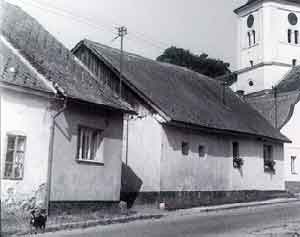 �p. 17 r. 1971 - mal� d�m uprost�ed