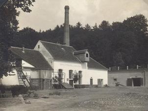 původní pivovar přestavěn r. 1927 na družstevní lihovar