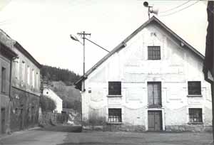 zbouran� ml�n, mezi ml�nem a �p. 83 �zk� silnice na Su�ici