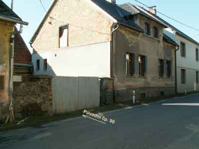 vlevo �p. 138, vpravo �p. 136, uprost�ed st�l d�m �p. 90