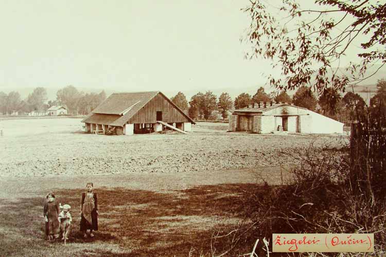 Cihelna v Ujčíně, v pozadí strážní domek u přejezdu kolem r. 1900 